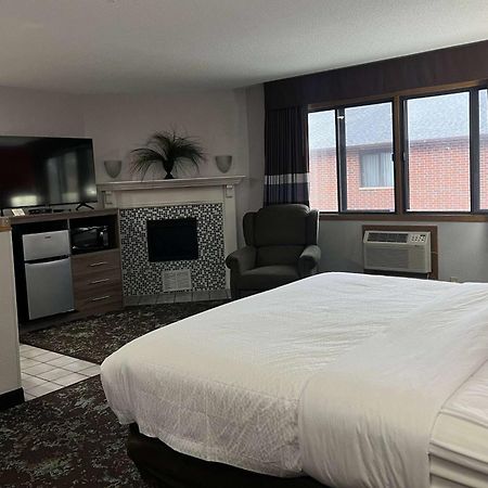 Ramada By Wyndham Cedar Rapids South Hotel Kültér fotó