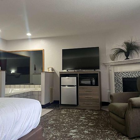 Ramada By Wyndham Cedar Rapids South Hotel Kültér fotó