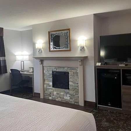 Ramada By Wyndham Cedar Rapids South Hotel Kültér fotó