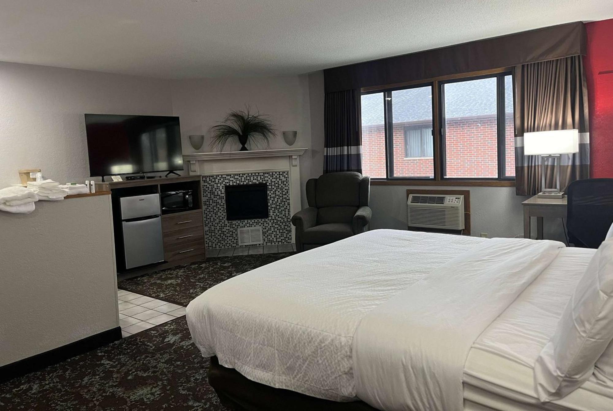 Ramada By Wyndham Cedar Rapids South Hotel Kültér fotó