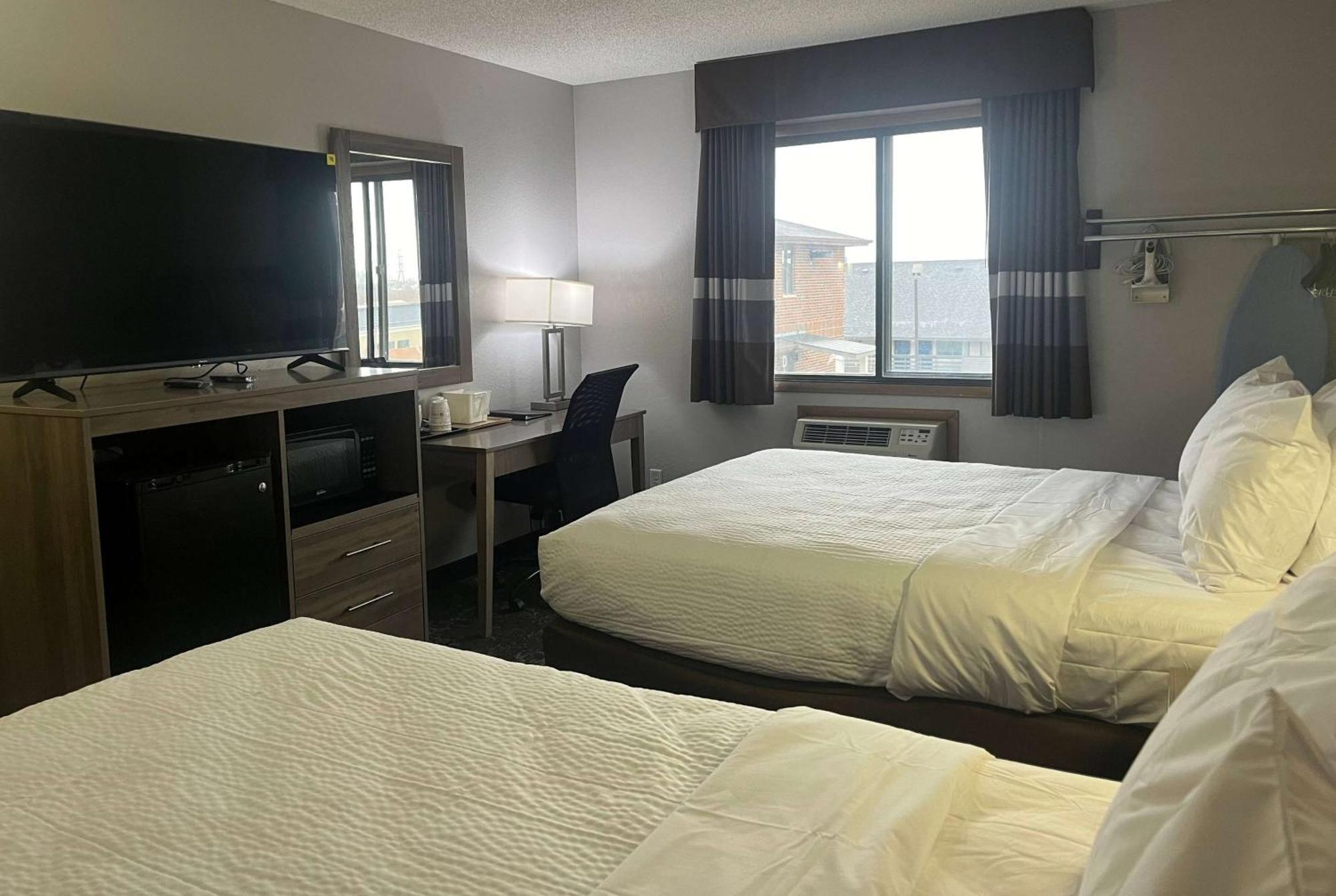 Ramada By Wyndham Cedar Rapids South Hotel Kültér fotó