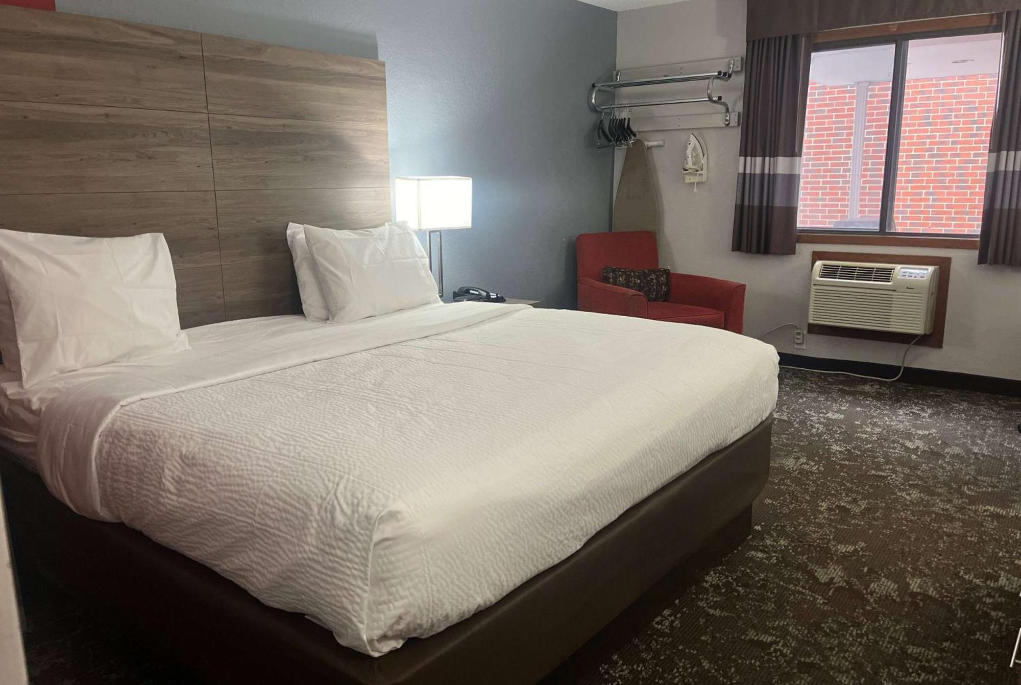 Ramada By Wyndham Cedar Rapids South Hotel Kültér fotó