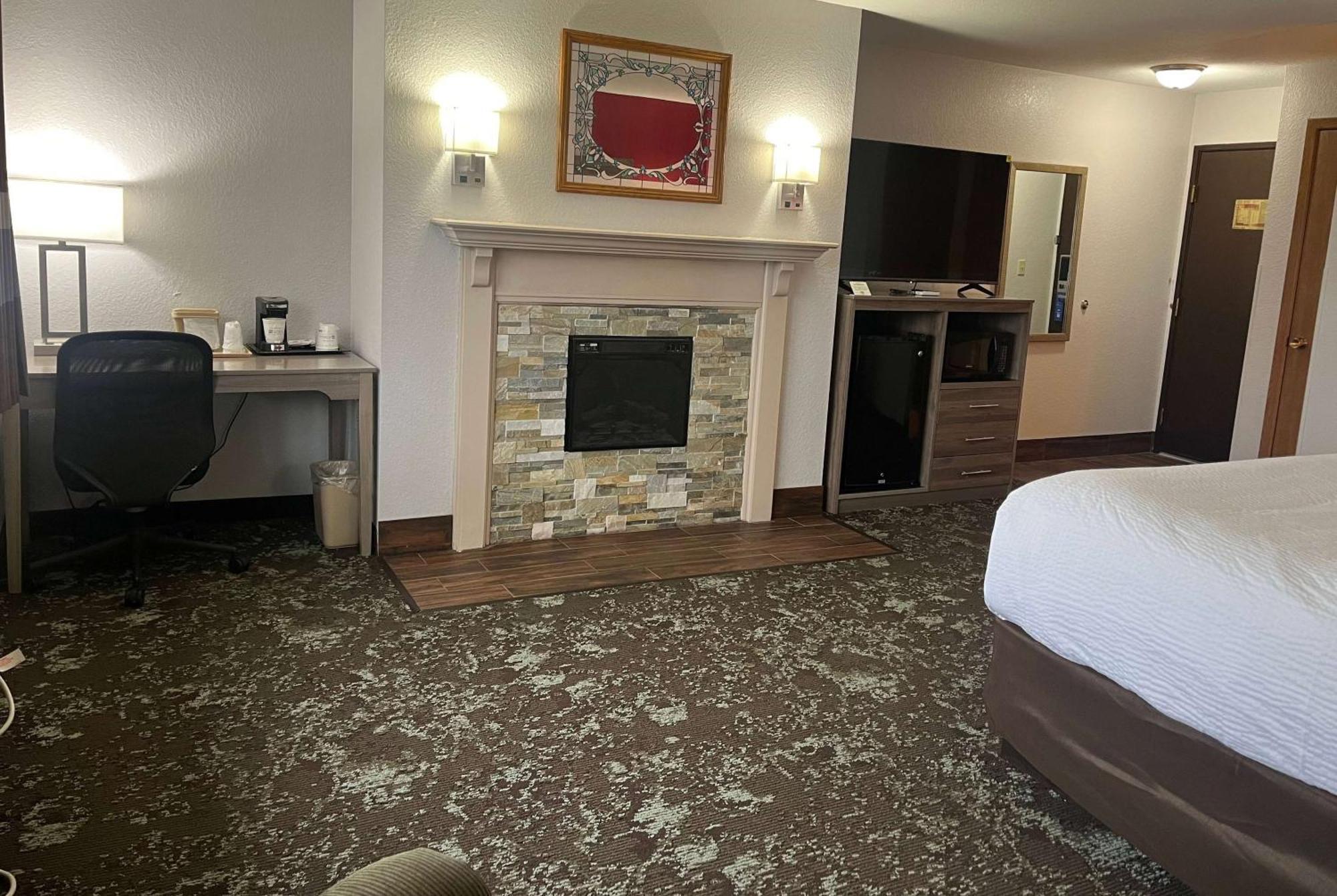 Ramada By Wyndham Cedar Rapids South Hotel Kültér fotó