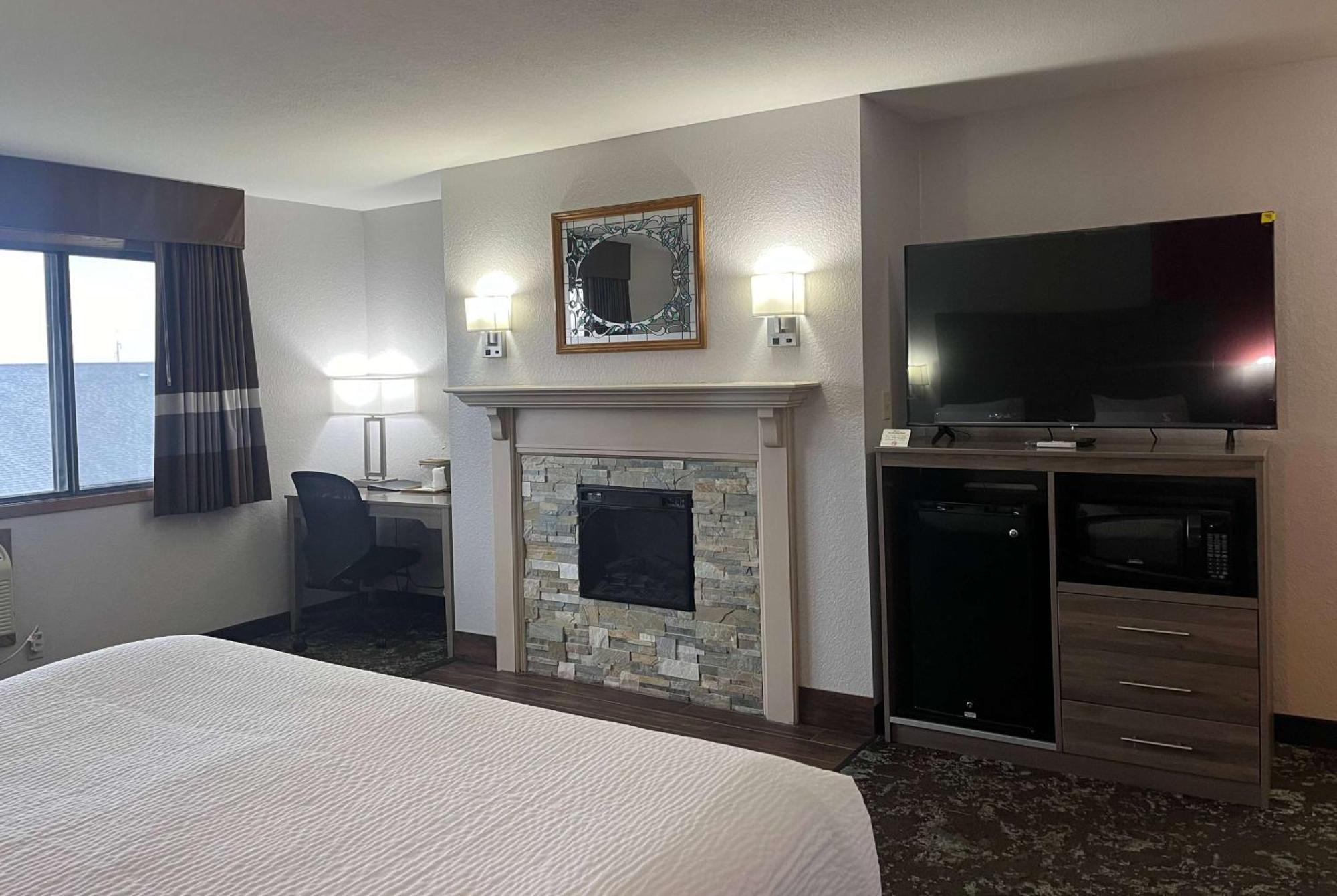 Ramada By Wyndham Cedar Rapids South Hotel Kültér fotó