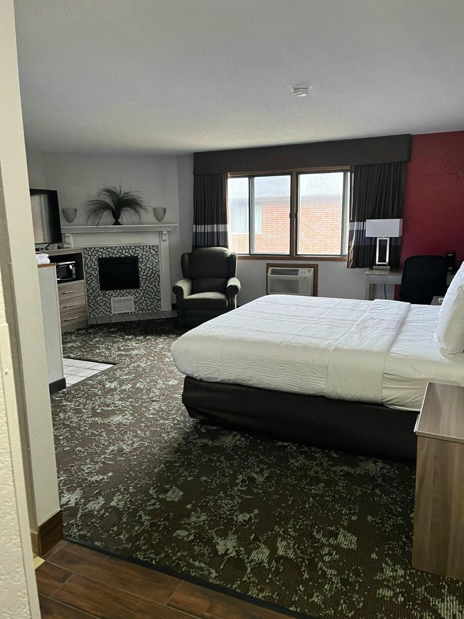 Ramada By Wyndham Cedar Rapids South Hotel Kültér fotó