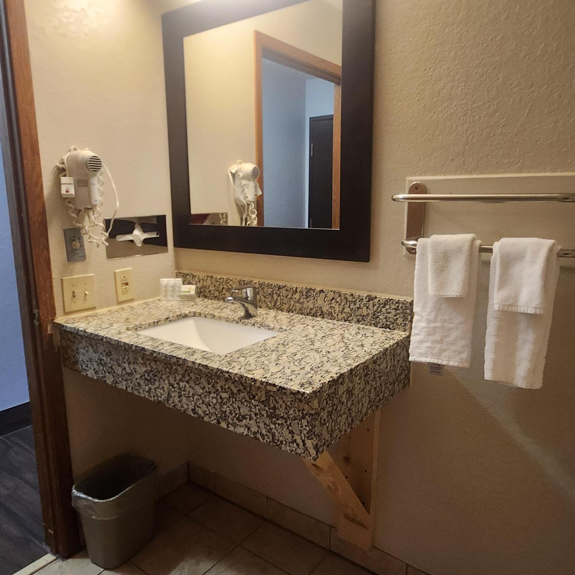 Ramada By Wyndham Cedar Rapids South Hotel Kültér fotó