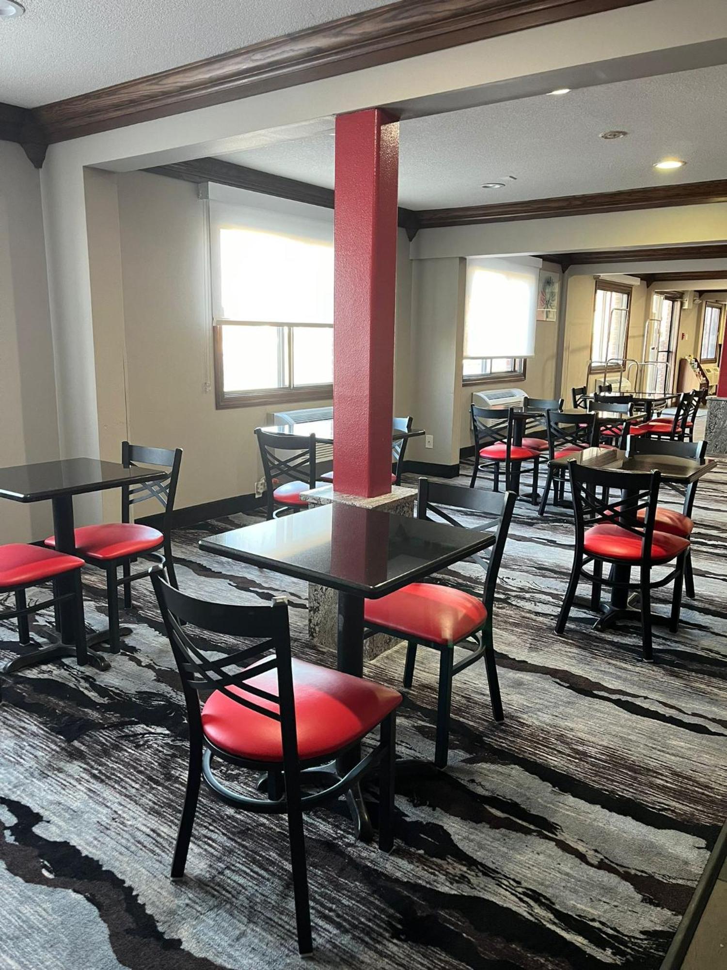 Ramada By Wyndham Cedar Rapids South Hotel Kültér fotó