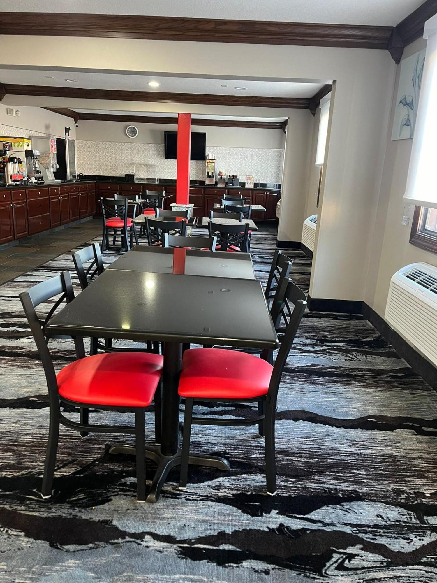 Ramada By Wyndham Cedar Rapids South Hotel Kültér fotó